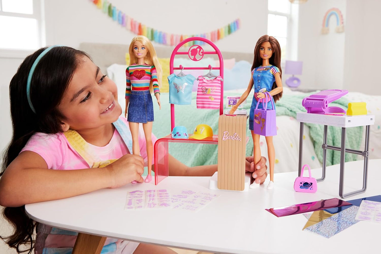 Barbie Fashion Boutique Playset - Bambola con motivi in ​​lamina, oltre 150 look originali, include 2 camicette e 5 fogli di lamina, appendiabiti e lettore di carte di credito, dai 3 anni in su, HKT78