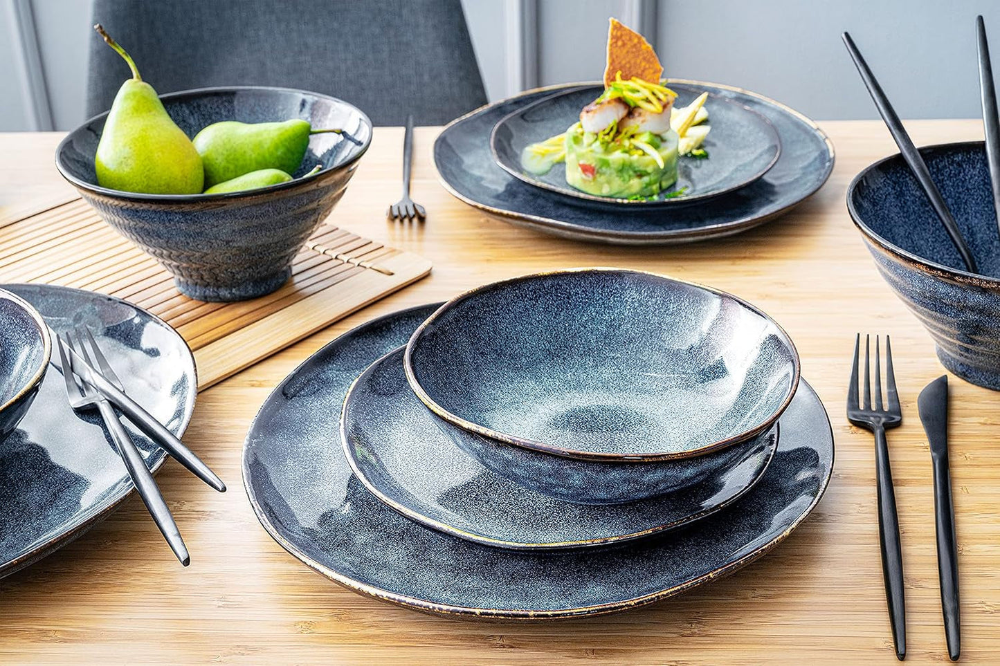 SANGER | Tokyo Set di stoviglie Set di stoviglie in gres da 12 pezzi per 4 persone, inclusi piatti piani, piatti da dessert e ciotole, blu scuro con accenti neri | LA COLLEZIONE PREMIUM