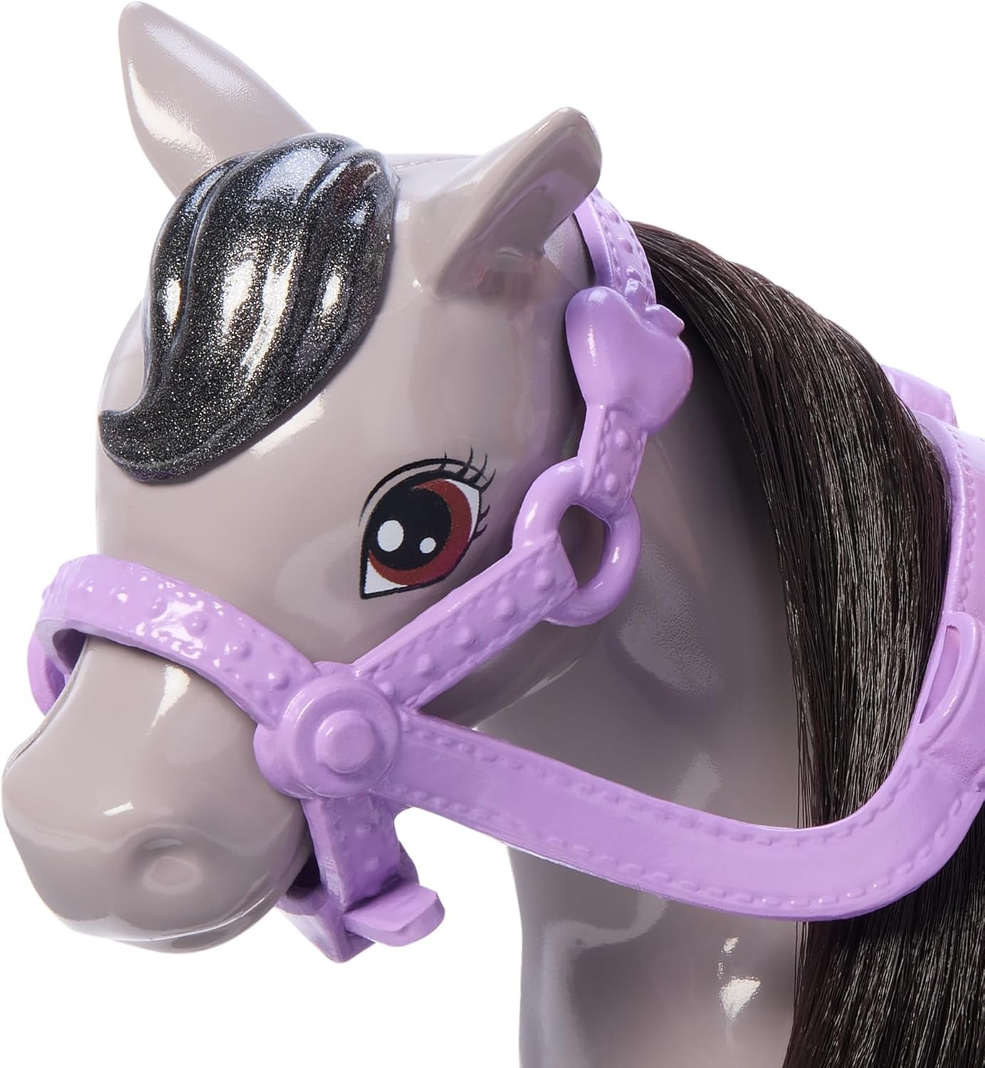 Barbie Chelsea e Pony, bambola e pony - Cavalca durante il gioco per sederti al sicuro sul cavallo, sella rosa e bastoncini, include casco e grazioso vestito scozzese, dai 3 anni in su, HTK29 Bambole Naty Shop