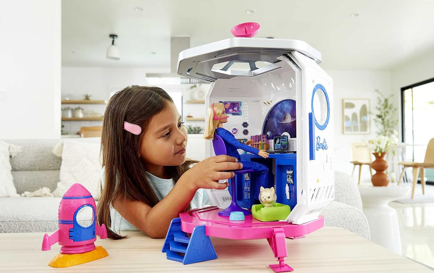 Barbie GXF27 - Stazione Spaziale Avventura spaziale, bambola spaziale, cucciolo, postazione di lavoro, scene spaziali, 20 accessori, giocattolo regalo per bambini dai 3 anni in su