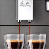 Melitta Avanza - Macchina per caffè espresso completamente automatica con sistema per il latte, macchina per caffè espresso con macinacaffè e serbatoio dell'acqua extra grande (1,5 l) per es. cappuccino o espresso, titano mistico