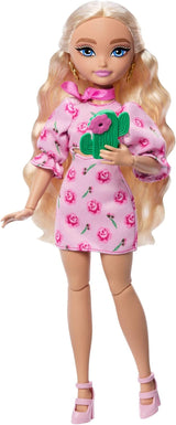 Set Barbie Dream Besties Festival Looks, con la bambola Barbie Malibu con lunghi capelli biondi per lo styling e oltre 10 vestiti e accessori rimovibili, JGH87