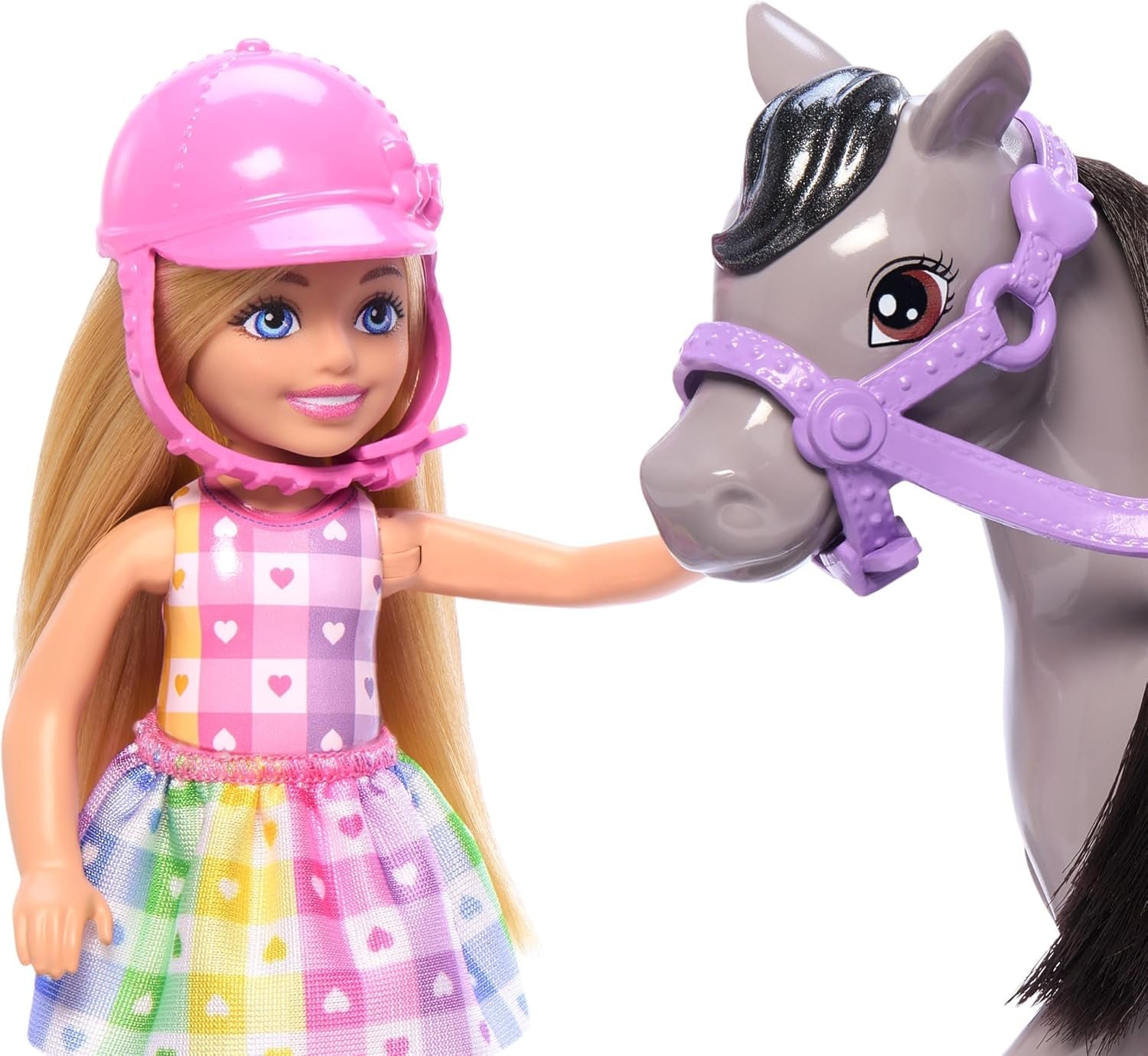 Barbie Chelsea e Pony, bambola e pony - Cavalca durante il gioco per sederti al sicuro sul cavallo, sella rosa e bastoncini, include casco e grazioso vestito scozzese, dai 3 anni in su, HTK29 Bambole Naty Shop