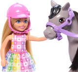 Barbie Chelsea e Pony - Allaccia le cinture per giocare e cavalcare in tutta sicurezza, sella e gradini rosa, include casco e grazioso vestito scozzese, dai 3 anni in su, HTK29