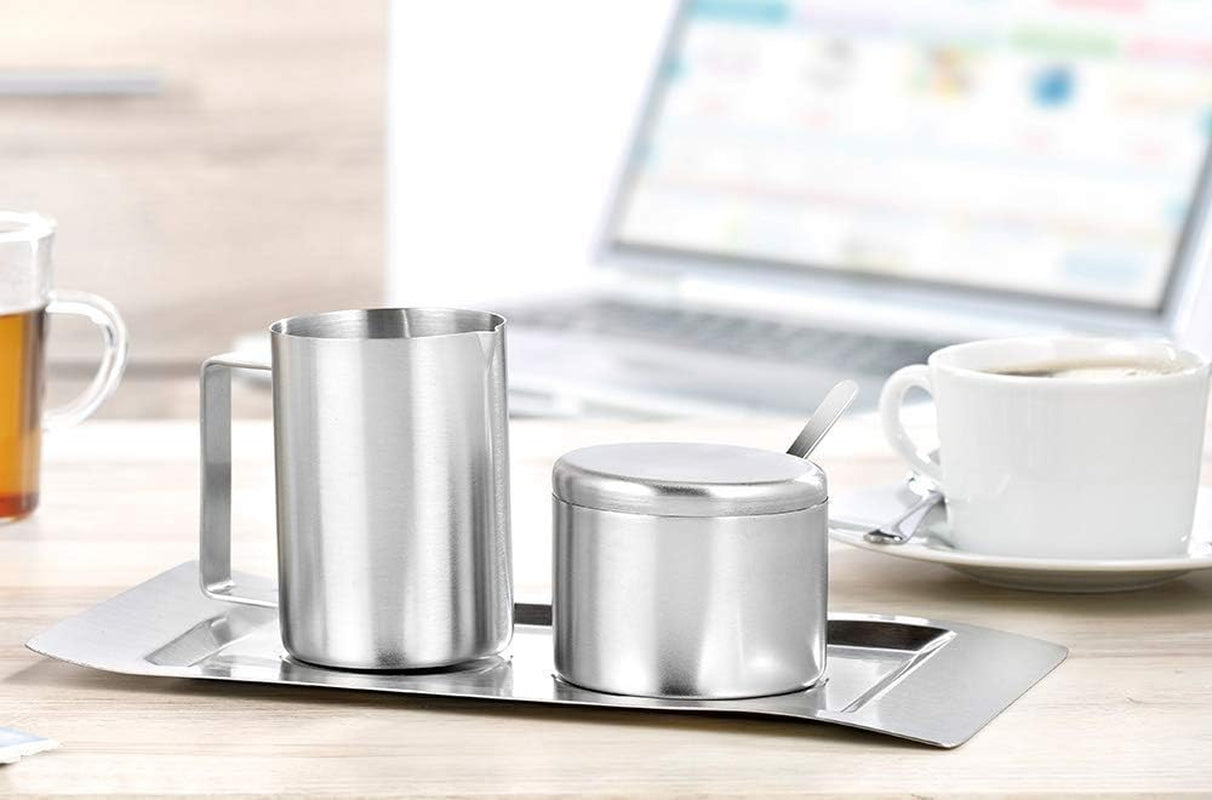 Set di 4 contenitori per latte e zucchero, modello Wave, 400-1655, realizzati in acciaio inossidabile 18/10 spazzolato. Il set è composto da un vassoio per ciascuno.
