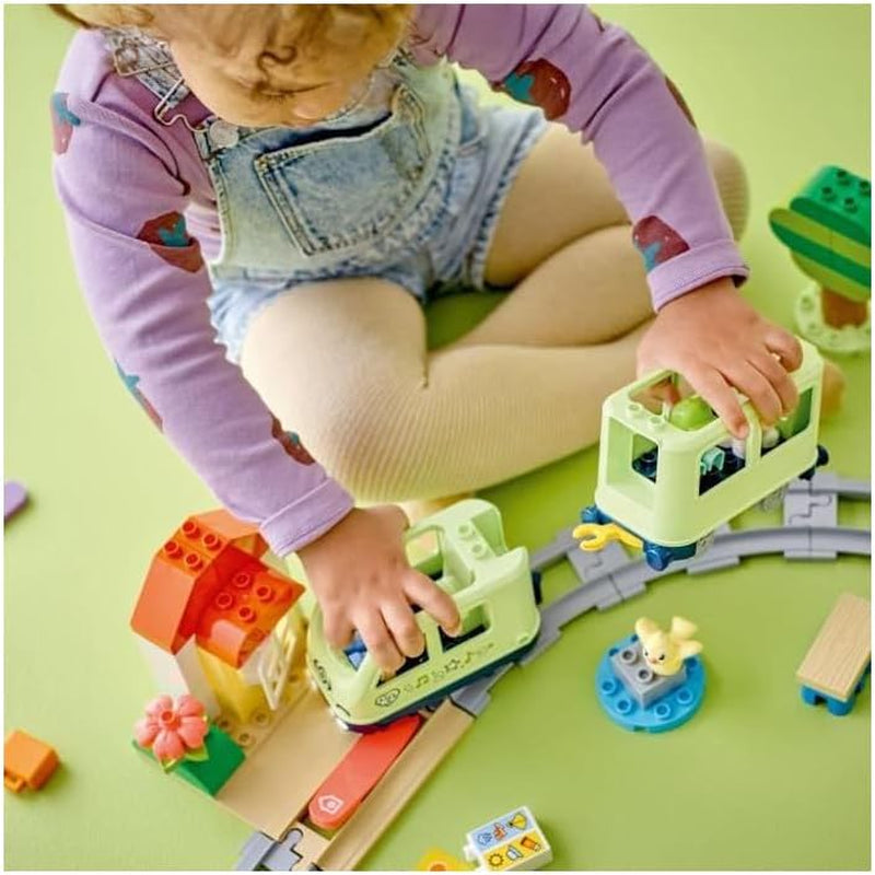 LEGO DUPLO Town Treno Avventura Interattivo, Playset con luci e suoni per il gioco di ruolo, Consente ai bambini di 2 anni di costruire binari, Giocattolo educativo prescolare 10427 Set da costruzione Besuche den LEGO-Store