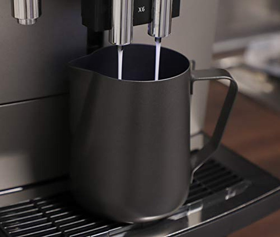 Caraffa per latte APS - Caraffa per latte di alta qualità con rivestimento antiaderente, in acciaio inossidabile - Perfetto per montare la schiuma di latte - Caraffa universale, nera, 600 ml