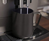 Caraffa per latte APS - Caraffa per latte di alta qualità con rivestimento antiaderente, in acciaio inossidabile - Perfetto per montare la schiuma di latte - Caraffa universale, nera, 600 ml