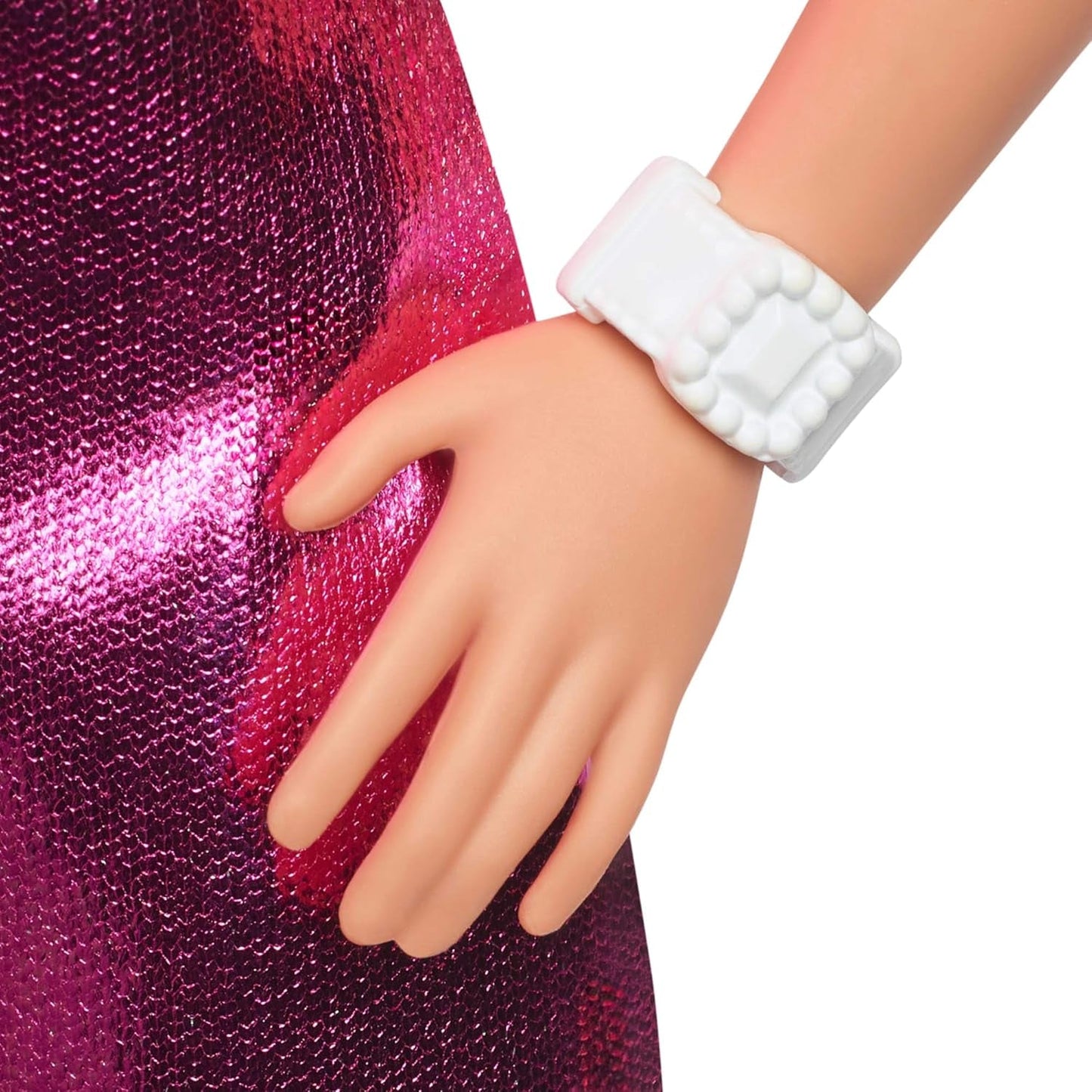 Bambola Barbie Fashionistas n. 230 con capelli biondi, miniabito rosa con cuori metallici ritagliati, braccialetto bianco e tacchi alti, HYT88