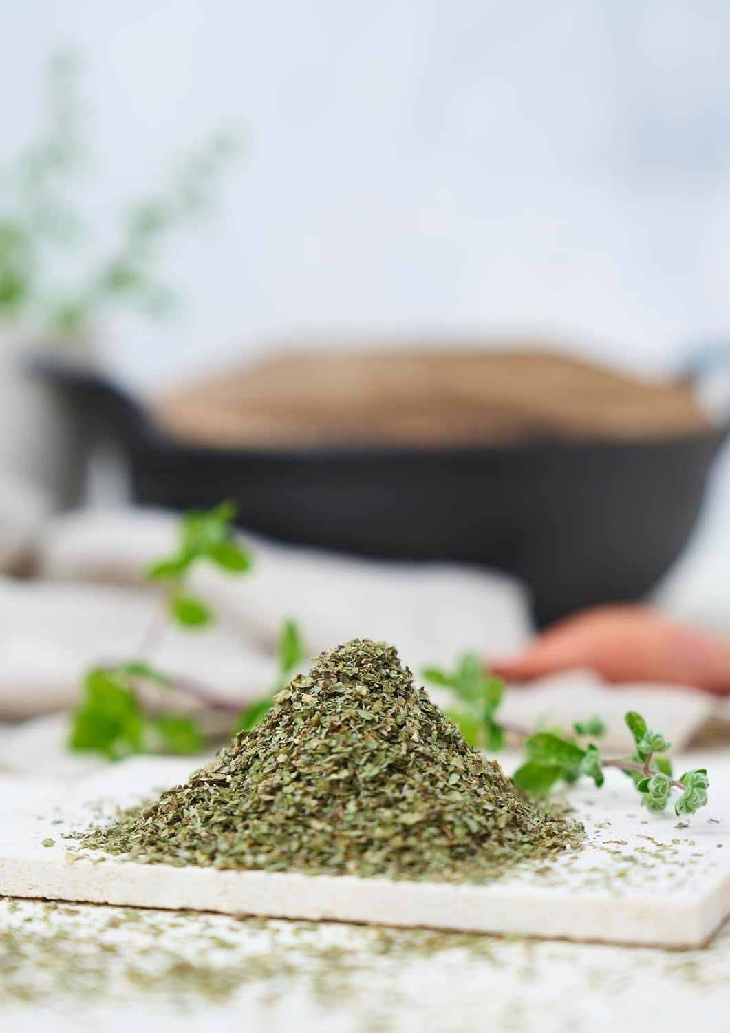 Fuchs Gewürze - Maggiorana gerebelt - zum Würzen von Kartoffelgerichten, Fleischgerichten oder Eintöpfen - ingredienti naturali - 10 g in wiederverwendbarer, recyclebarer Dose