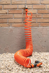 BLACK+DECKER Tubo a spirale 15M - Tubo da giardino con spruzzatore da giardino e raccordi da 1/2" - Plastica - Arancione/Nero