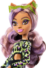 Monster High Scare Adise Island Clawdeen Wolf bambola con costume da bagno, pantaloni da jogging e accessori da spiaggia come visiera, borraccia e libro