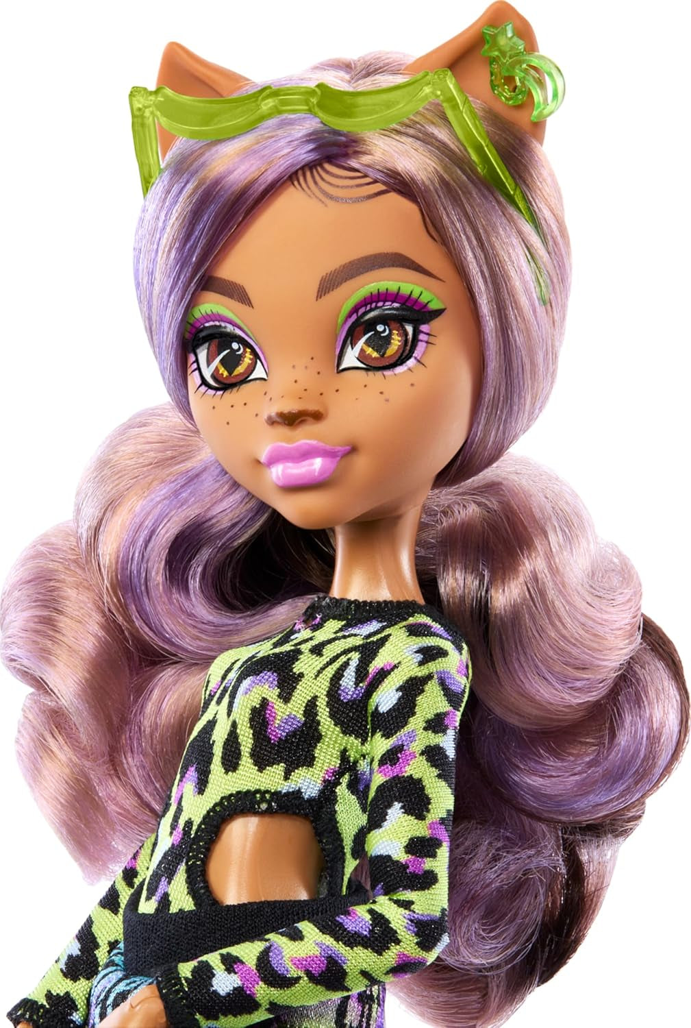 Monster High Scare Adise Island Clawdeen Wolf bambola con costume da bagno, pantaloni da jogging e accessori da spiaggia come visiera, borraccia e libro