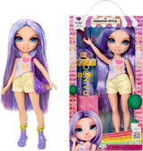 Rainbow High My Fashion Style Doll - Viola - 28 cm Bambola fashion viola con abito attraente e borsa elegante, per giocare, posare, collezionare, per bambini dai 4 ai 12 anni