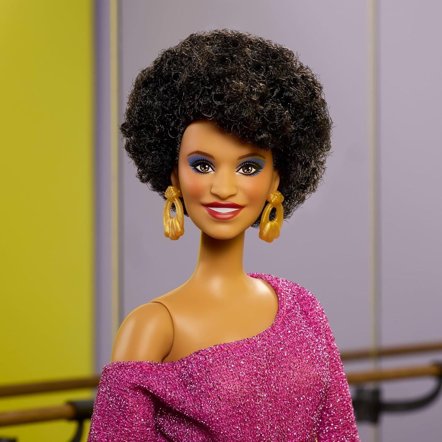 Barbie Signature Debbie Allen Tribute Collection Doll con top con spalle scoperte, cintura dorata e pantaloni e leggings con frange viola, JBJ24