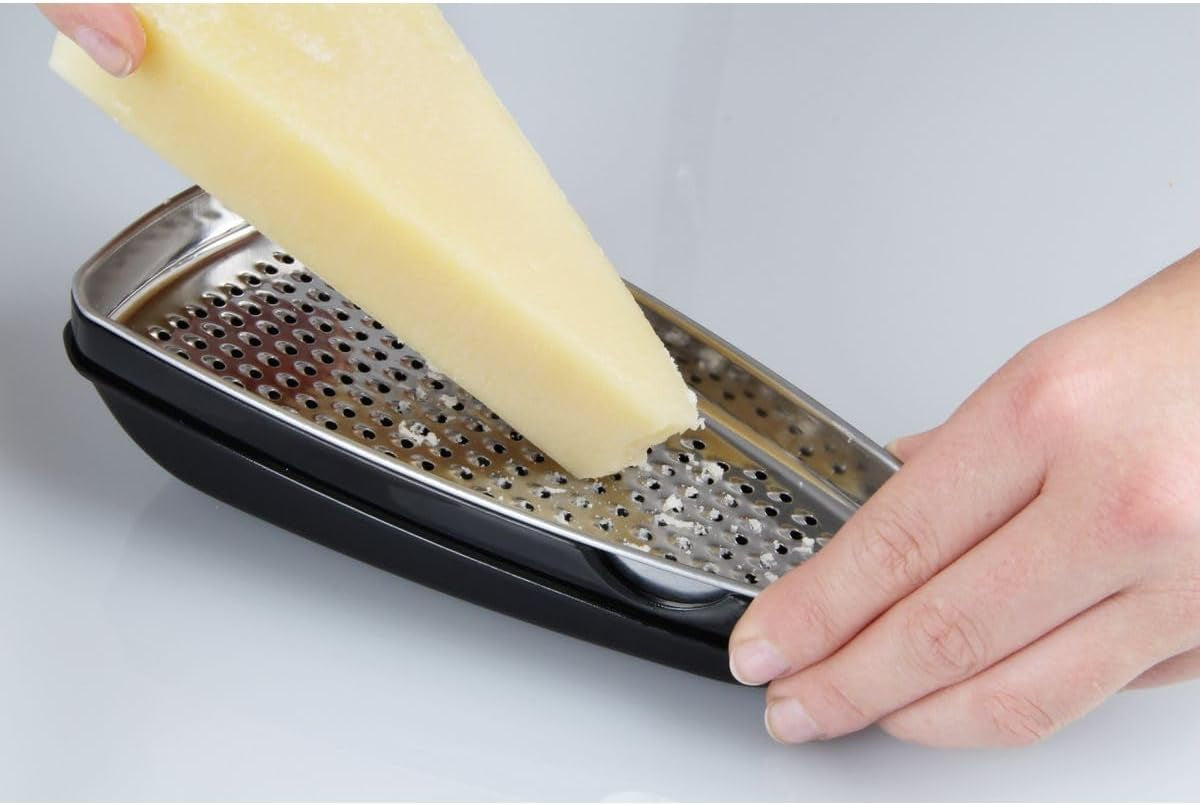 FACKELMANN Food&More 45463, Grattugia per parmigiano in acciaio inox con scatola salvafreschezza Pelapatate Naty Shop