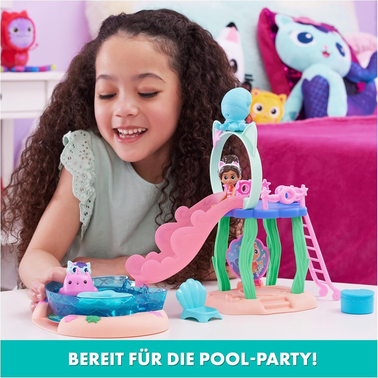 Casa delle bambole di Gabby, set da gioco Purific per la festa in piscina con i personaggi di Gabby e Suricato e camera Deluxe, dolci da forno, cucina da dolci