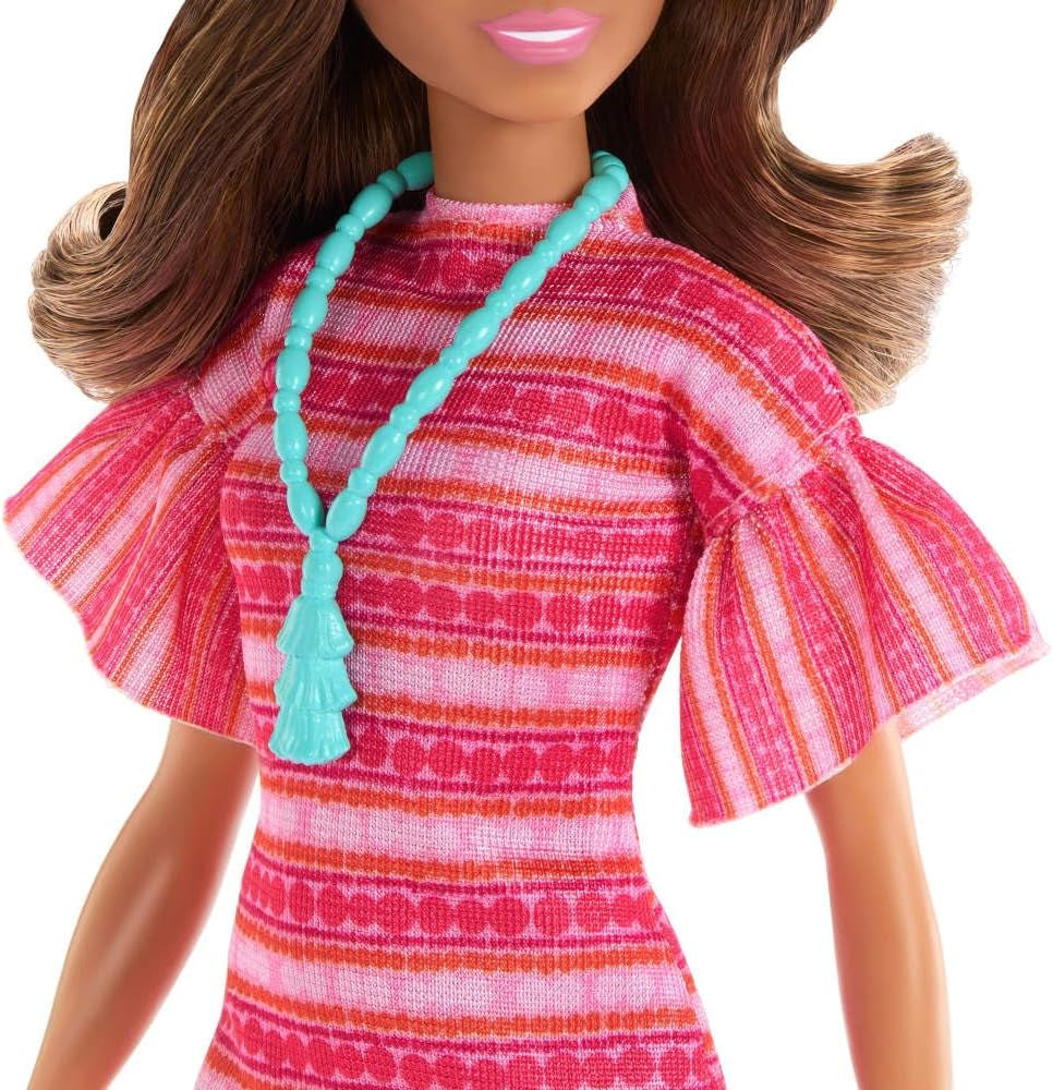Barbie e Teresa Rezept für Freundschaft Teresa-Modepuppe mit unverkennbarem Outfit zum An- und Ausziehen, mit Accessires Included einer Necklace, JCT02