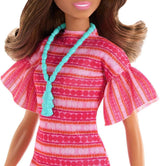 Barbie e Teresa Rezept für Freundschaft Teresa-Modepuppe mit unverkennbarem Outfit zum An- und Ausziehen, mit Accessires Included einer Necklace, JCT02