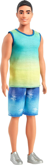 Ken Barbie Fashionistas bambola n. 236 con capelli neri, canotta verde acqua sfumata, shorts in denim e scarpe da ginnastica argentate, HYV00