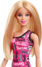 Bambola Barbie alla moda con capelli biondi lisci, abito rosa monospalla staccabile e scarpe con logo stampato, HRH07