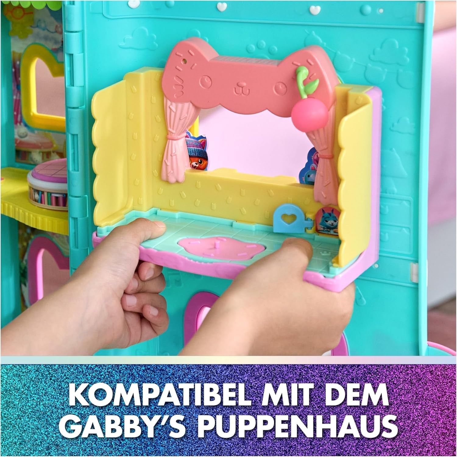 DREAMWORKS GABBY'S DOLLS HOUSE: THE MOVIE - Sala del portale La cucina cosparsa di zucchero di Kuchi con personaggio e accessori, dai 3 anni in su