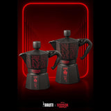 Bialetti Moka Express Stranger Things Caffettiera da 6 tazze, Tasto Musica con Funzione di Ricarica USB-C, Non Adatta ai Piani di Cottura a Induzione, 6 Tazze (270ml), Nero