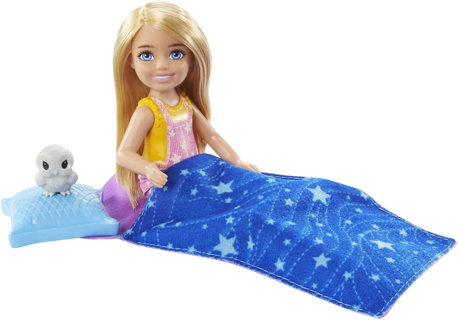 Serie Barbie Chelsea, bambola Chelsea da campeggio con capelli biondi, gufo, sacco a pelo, cuscino, torcia elettrica, binocolo, accessori da campeggio, regalo per bambini, giocattolo da 3 anni in su, HDF77