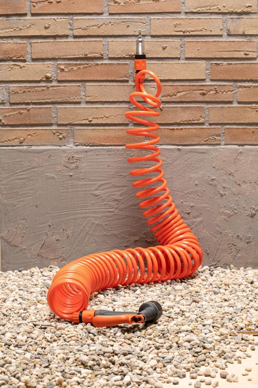 BLACK+DECKER Tubo a spirale 15M - Tubo da giardino con spruzzatore da giardino e raccordi da 1/2" - Plastica - Arancione/Nero