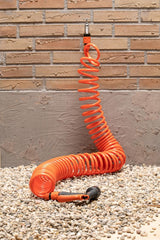 BLACK+DECKER Tubo a spirale 15M - Tubo da giardino con spruzzatore da giardino e raccordi da 1/2" - Plastica - Arancione/Nero