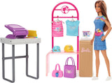 Barbie Fashion Boutique Playset - Bambola con motivi in ​​lamina, oltre 150 look originali, include 2 camicette e 5 fogli di lamina, appendiabiti e lettore di carte di credito, dai 3 anni in su, HKT78