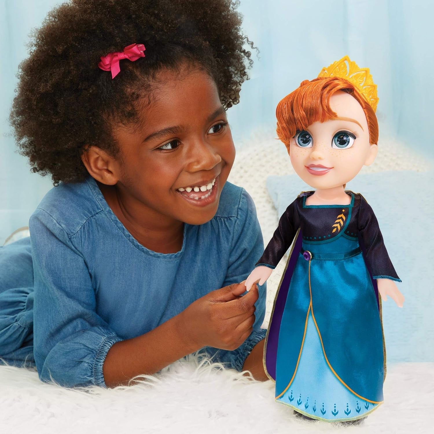 Disney Frozen 2 Anna Doll - una bambola snodabile alta 35 cm con un iconico abito alla moda con lo stemma di Arendelle e una tiara per un divertimento in più, per ragazze dai 3 anni in su