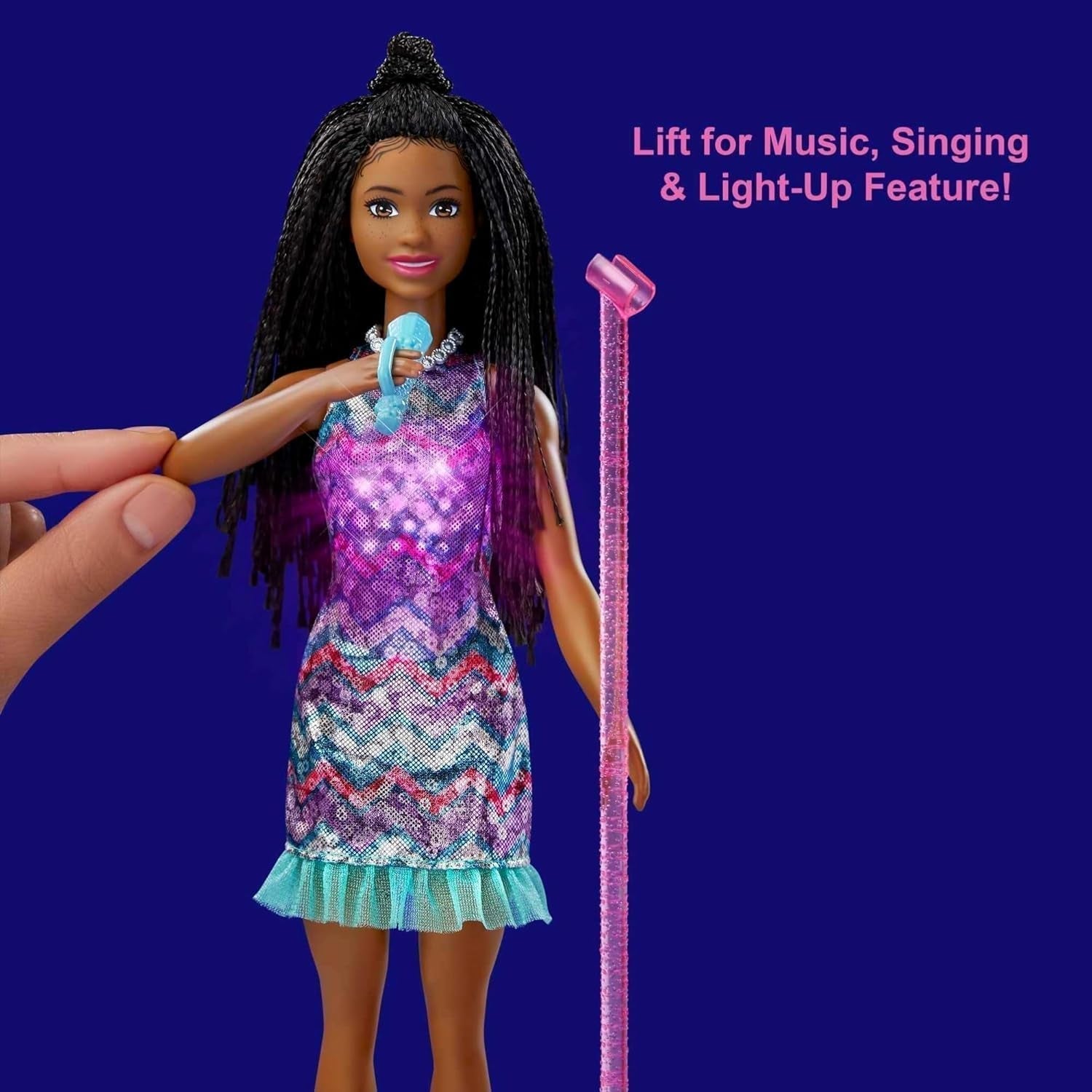 Barbie GYJ22 - palco gratis per la bambola Big Dream Brooklyn (circa 30 cm, trecce marroni) con canzoni del film, luci, microfono e accessori, regalo per bambini dai 3 anni Naty Shop Dolls