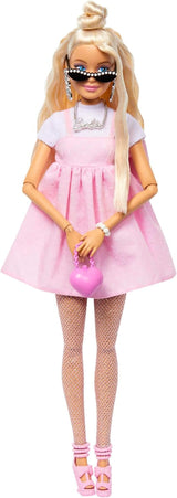 Barbie Doll Deluxe Stile n. 3 con outfit Barbiecore, capelli biondi raccolti in uno chignon alto, vestito rosa pastello con fiocco oversize e accessori come collant a rete, HYV27 Naty Shop Dolls Blonde