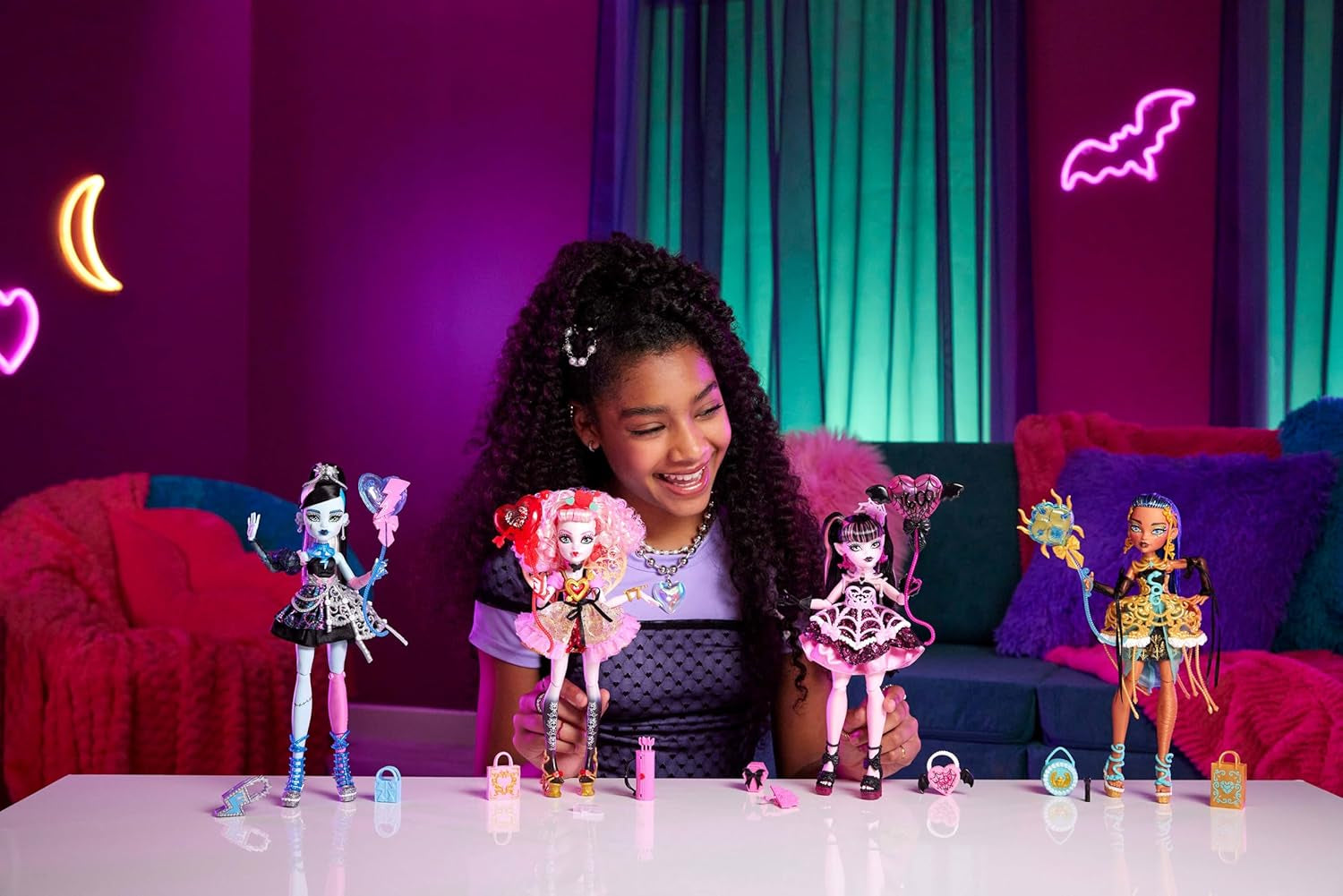 Monster High Scary Sweet Birthday Cupido Asteria bambola in abito da festa rosa e rosso con accessori a tema come invito, palloncino, regalo e altro, JBG77