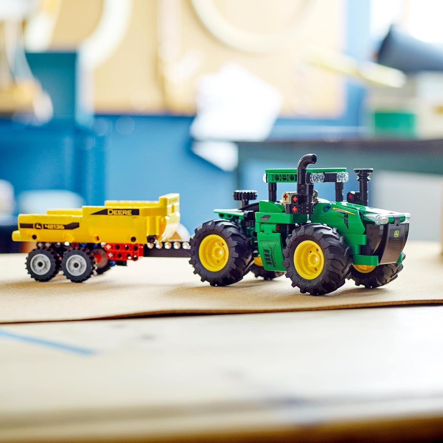 LEGO Technic John Deere 9620R Trattore 4WD con rimorchio ribaltabile Classico giocattolo agricolo per bambini Ragazzi e ragazze Kit modello da collezione di 8 anni 42136 Set di costruzione Acquista il negozio LEGO