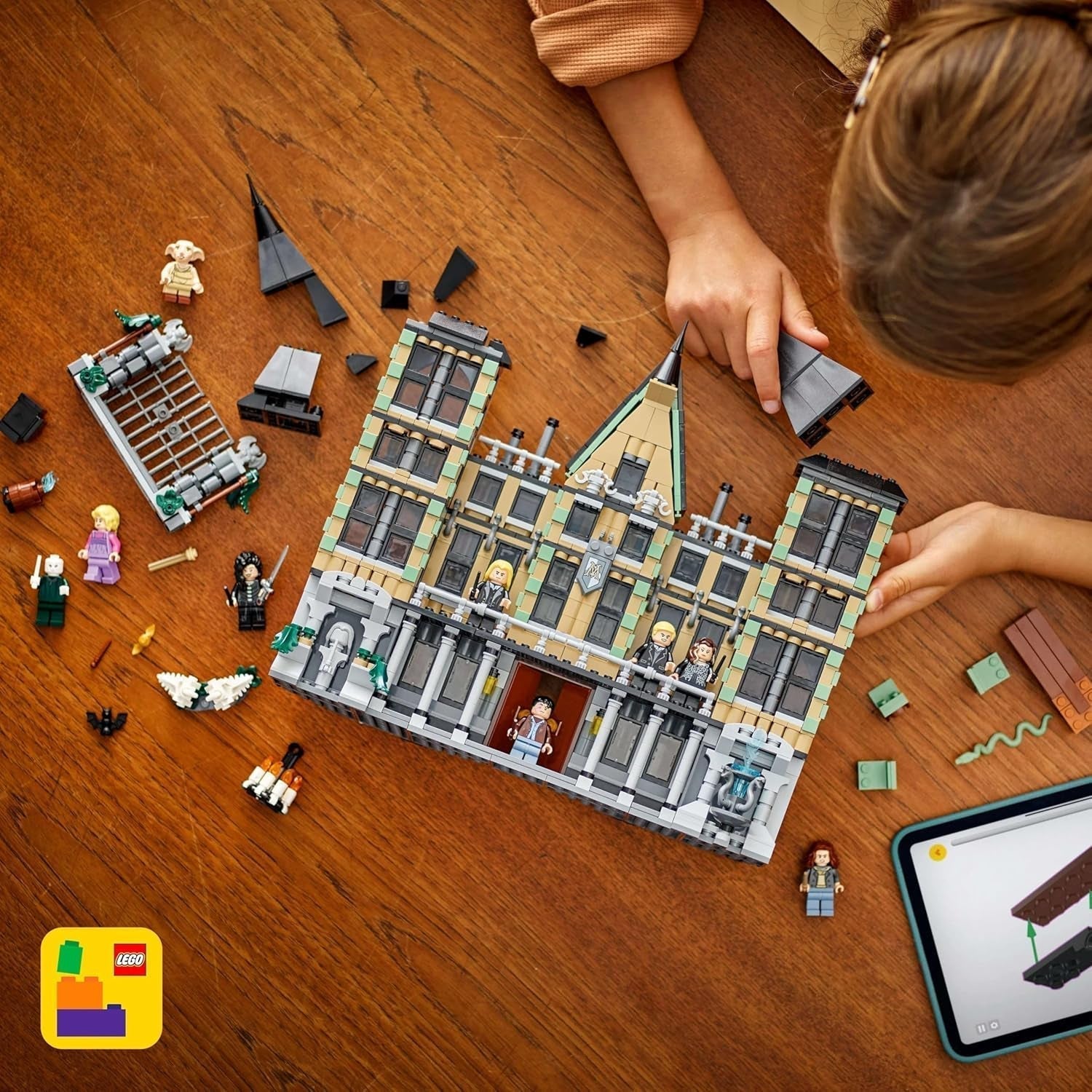LEGO Harry Potter Tenuta di campagna della famiglia Malfoy, fantastico giocattolo da collezionare ed esporre, regalo per ragazzi, ragazze e fan del mondo magico, idea regalo con 9 minifigure 76453 Set da costruzione Besuche den LEGO-Store