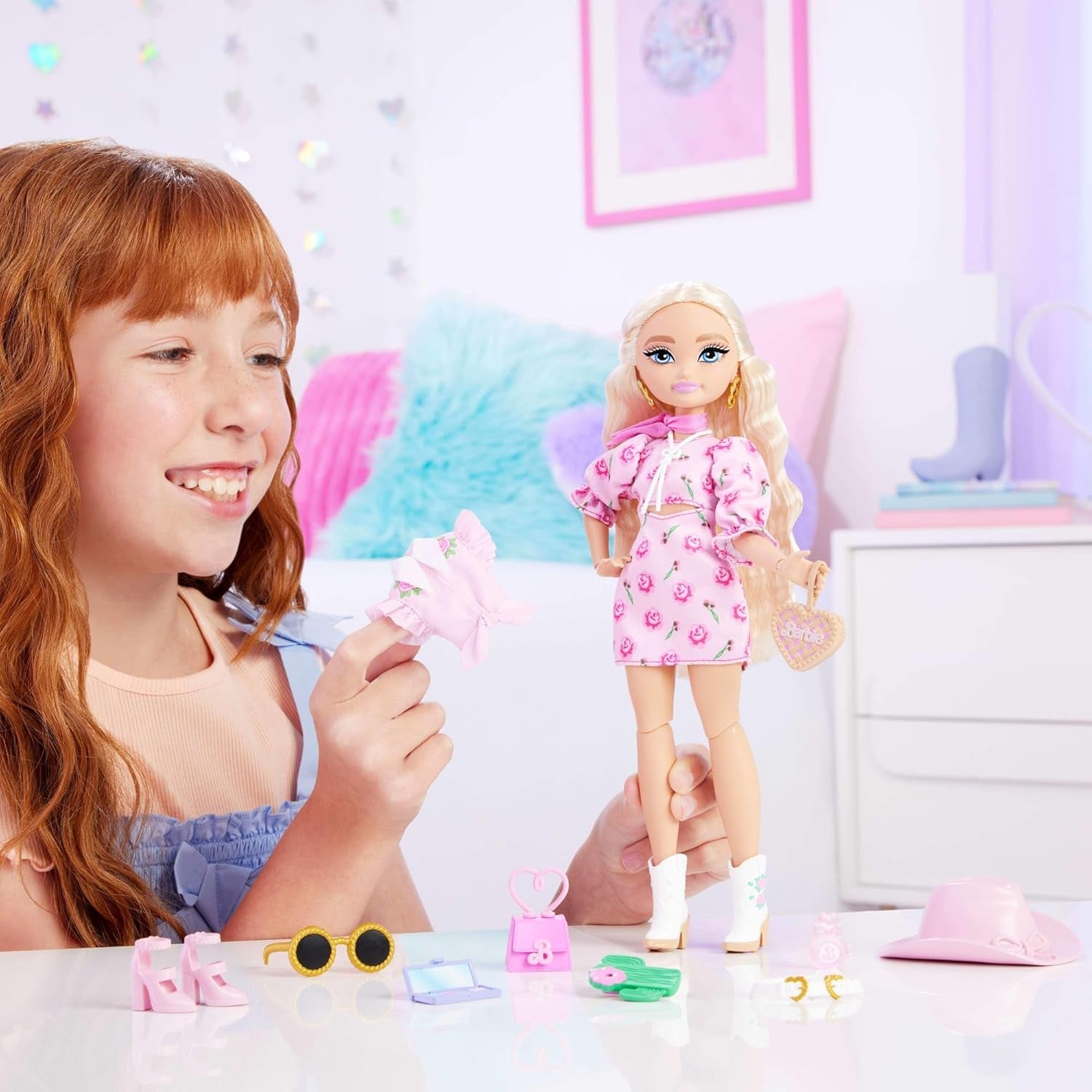 Set Barbie Dream Besties Festival Looks, con la bambola Barbie Malibu con lunghi capelli biondi per lo styling e oltre 10 vestiti e accessori rimovibili, JGH87
