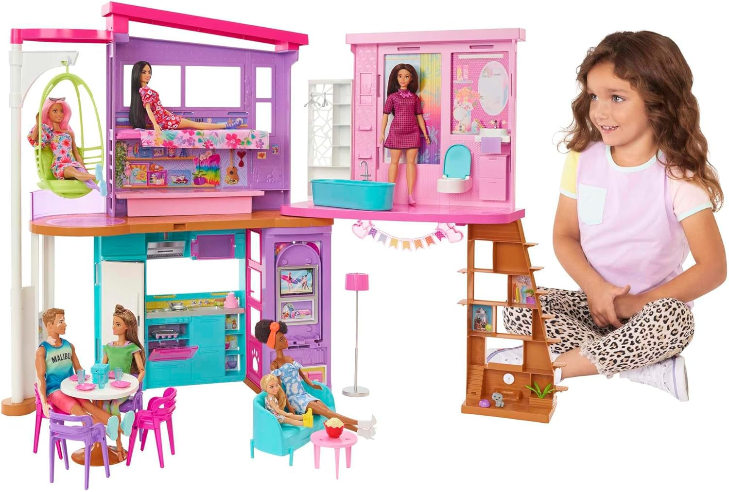 Barbie Holiday House (116 x 77,9 cm), casetta da gioco a 6 posti, completamente arredata con accessori, mobili e ascensore, pieghevole e riponibile, bambola, regalo per bambini dai 3 anni in su, HCD50