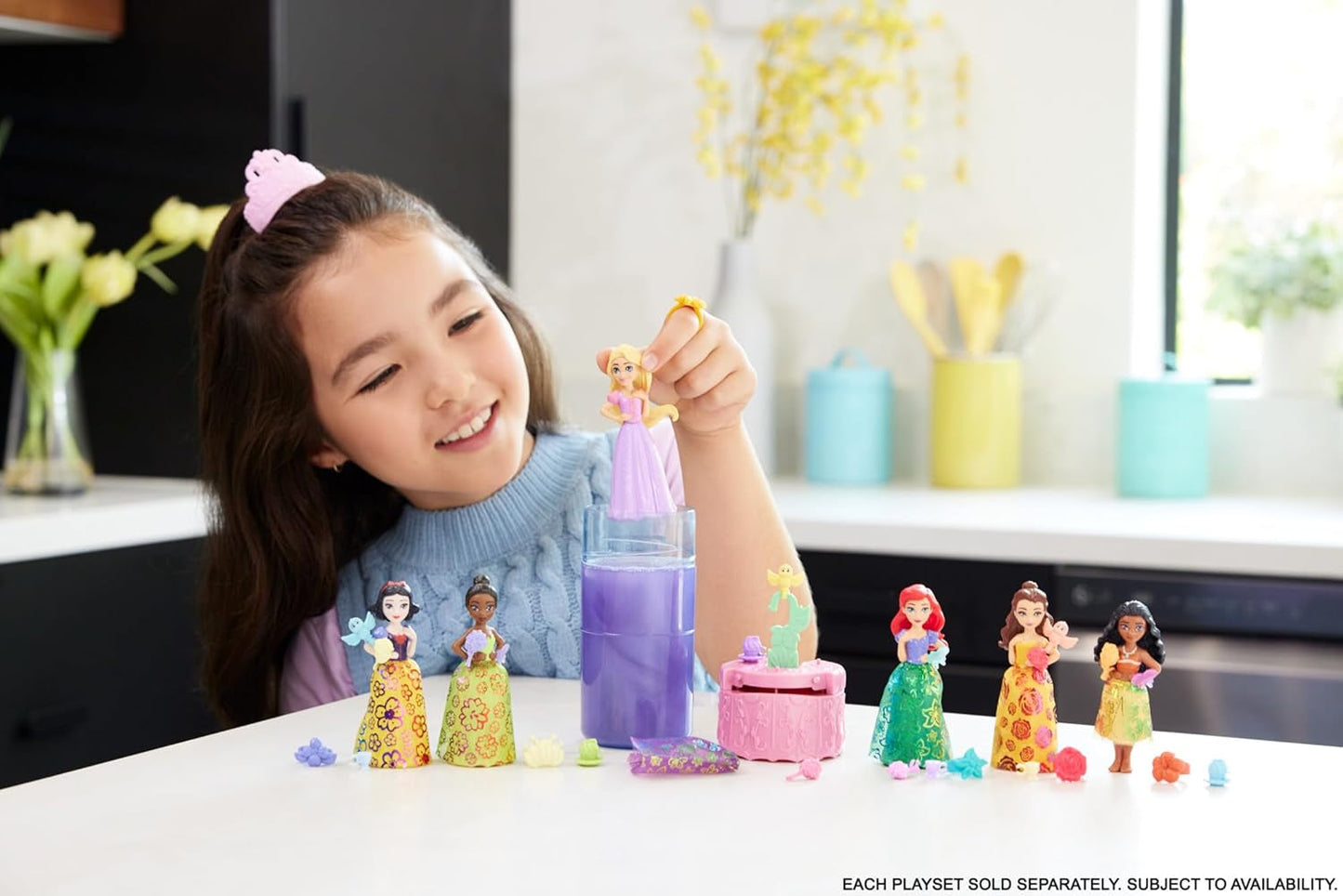 Mattel Disney Princess Royal Color Reveal, bambola piccola con 6 sorprese, incluso anello profumato e 4 accessori (le bambole possono variare), serie Garden Party HRN63