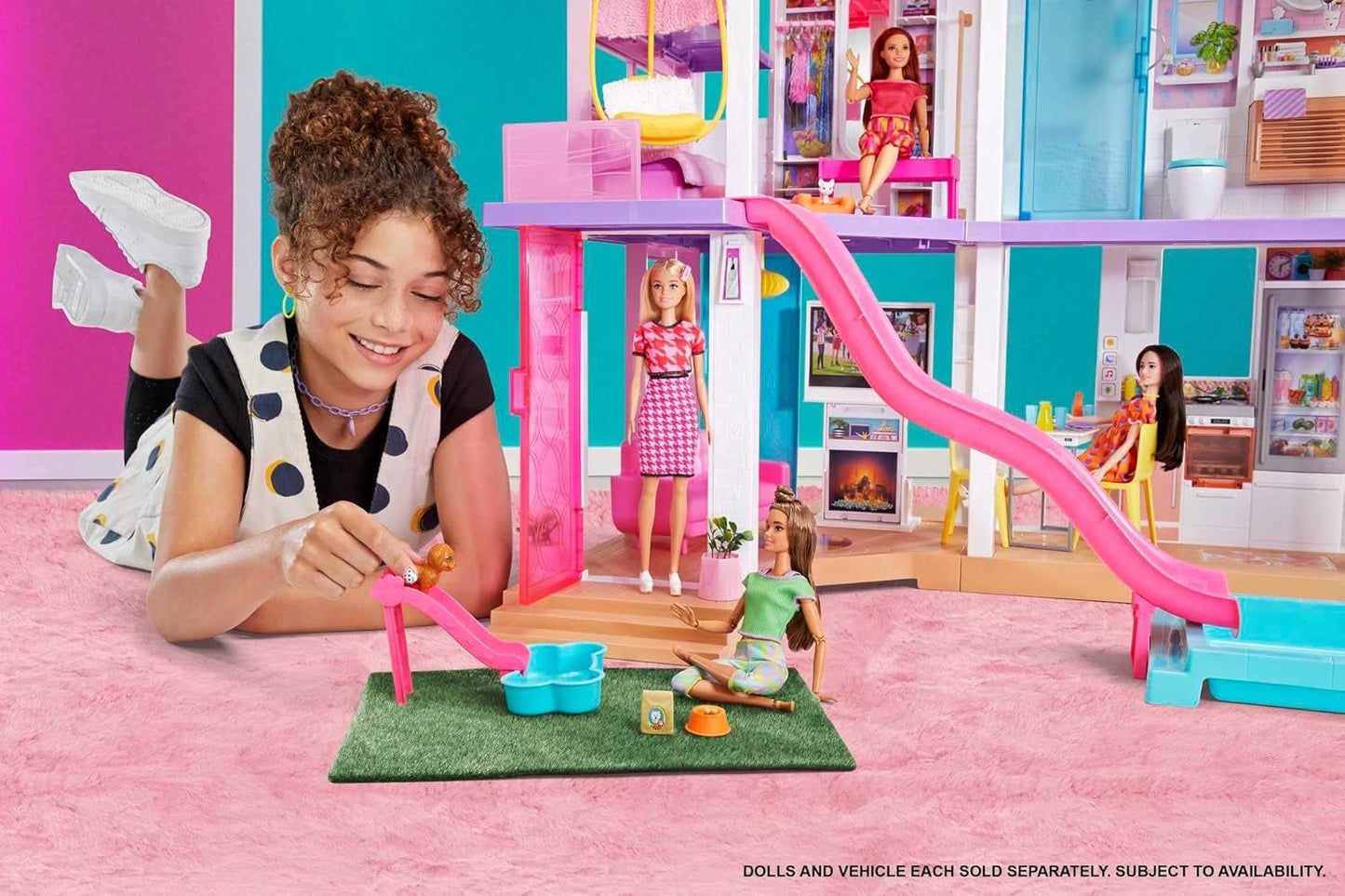 Barbie Dream House (114 cm), casa delle bambole a 3 piani, piscina, scivolo, ascensore per sedie a rotelle, 75 accessori, bambole, adatta come regalo per bambini dai 3 anni in su, GRG93