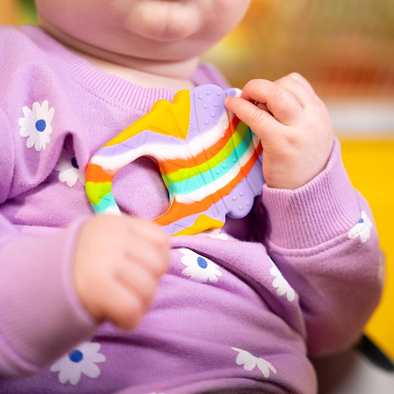 Bright Starts Anello massaggiagengive in silicone morbido e lenitivo, cono gelato facile da afferrare, senza BPA, unisex, 3 mesi+