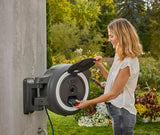 Gardena PowerRoll XXL Solo - Scatola portagomma a parete senza fili: avvolgitubo automatico con tubo da giardino da 40 m, guida tubo e RollControl, alimentato a batteria, resistente ai raggi UV e al gelo (18647-55)