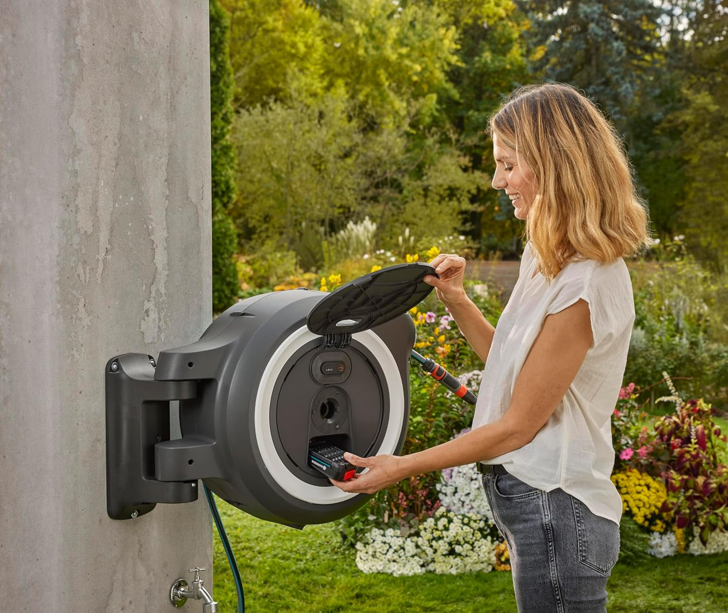 Gardena PowerRoll XXL Solo - Scatola portagomma a parete senza fili: avvolgitubo automatico con tubo da giardino da 40 m, guida tubo e RollControl, alimentato a batteria, resistente ai raggi UV e al gelo (18647-55)