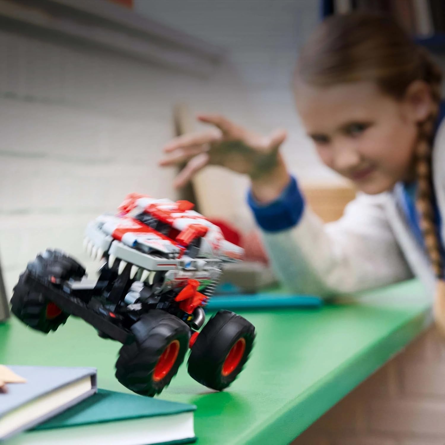 LEGO Technic Monster Jam Thunderroarus Giocattolo retrattile Monster Truck Giocattolo da costruzione per bambini Regalo per ragazzi e ragazze dai 7 anni in su 42200 Set da costruzione Besuche den LEGO-Store