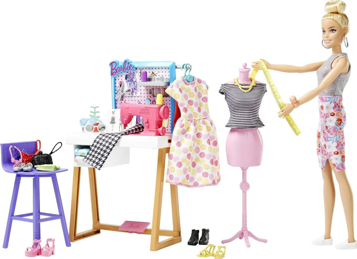 Barbie HDY90 - Bambola stilista (30,40 cm) e studio, oltre 25 accessori di design e moda, scrivania di design, sedia, macchina da cucire, campioni tessili, manichino e altro, giocattolo dai 3 anni in su