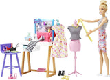 Barbie HDY90 - Bambola stilista (30,40 cm) e studio, oltre 25 accessori di design e moda, scrivania di design, sedia, macchina da cucire, campioni tessili, manichino e altro, giocattolo dai 3 anni in su