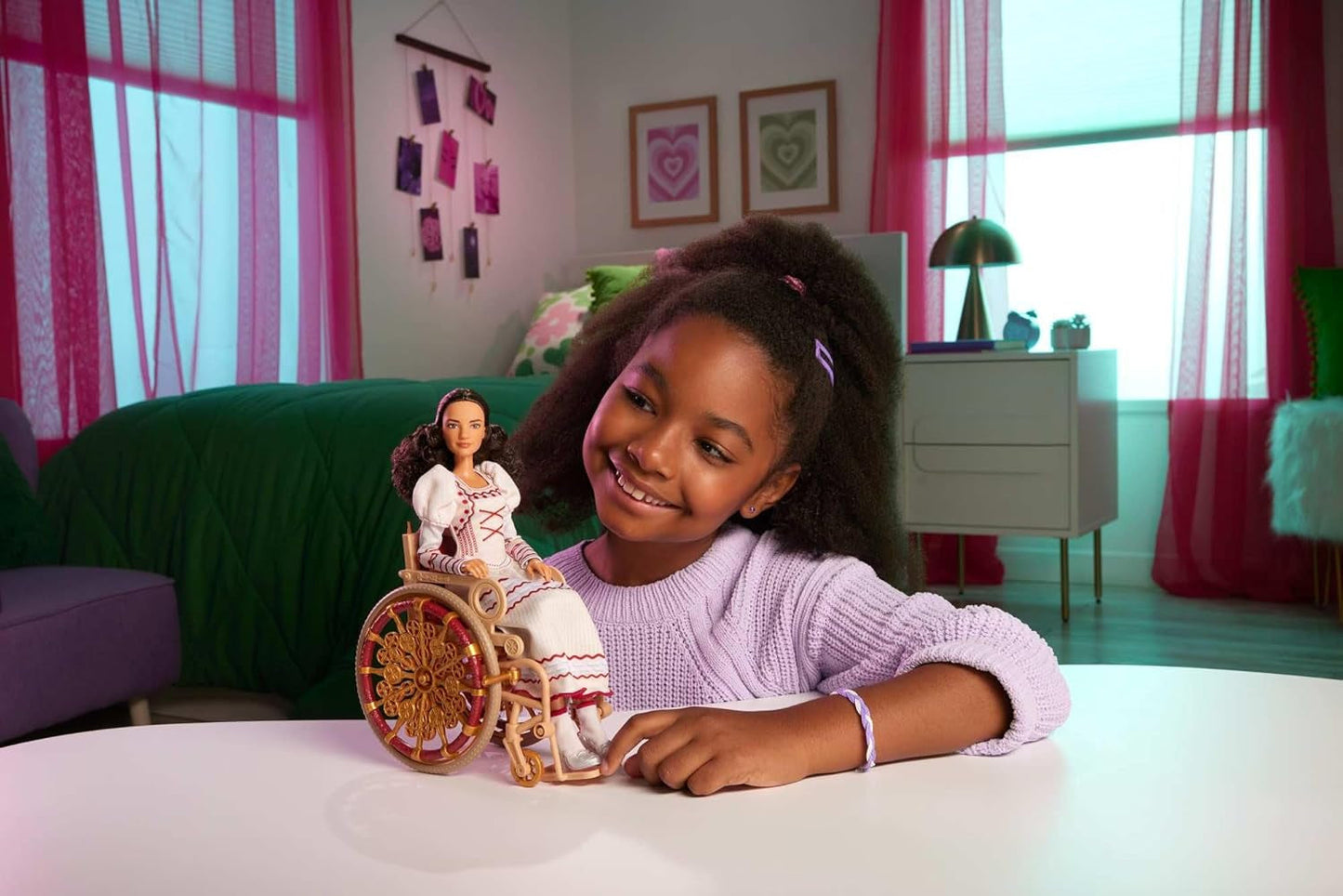 Mattel Wicked Nessarose Fashion Doll e accessori, inclusa sedia a rotelle, con capelli castani ricci, varie pose e abito da ballo staccabile, HXY36
