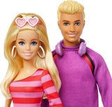 Barbie Fashionistas Set con 2 bambole alla moda e 6 accessori, bambole alla moda sui pattini a rotelle Barbie e Ken, personaggi da collezione del 65° anniversario, HXK90