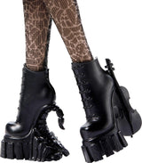 Monster High Wednesday Puppe e accessori, Wednesday Addams Sammelfigur in Nevermore Academy Uniform mit Eiskaltem Händchen und Rucksack, Puppenständer, HXJ04